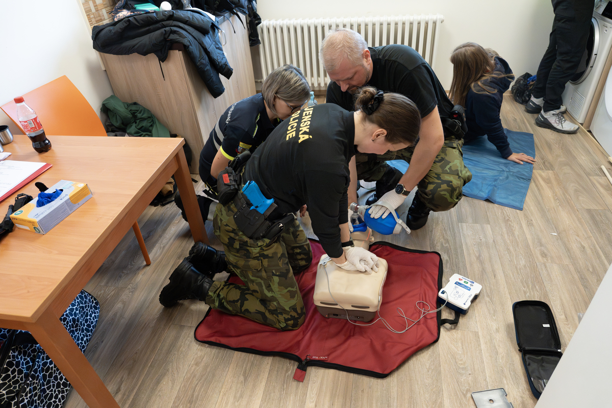 Foto: Během pěti dnů kurzu se příslušníci VP intenzivně věnovali teoretické i praktické výuce pod vedením zkušených instruktorů ZZS HMP | Michal Pivoňka / CZ DEFENCE