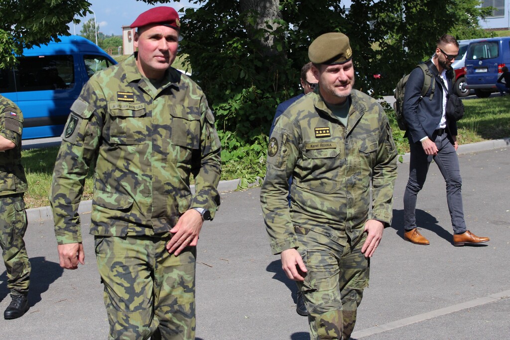 Foto: velitel Velitelství výcviku – Vojenské akademie ve Vyškově brigádní generál Ladislav Rebilas (vlevo) a náčelník Generálního štábu AČR armádní generál Karel Řehka | kpt. Martin Kresta