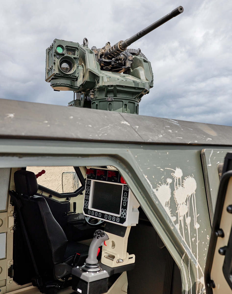 Foto: Zbraňová stanice řady GLADIUS s pracovištěm operátora | EVPÚ Defence