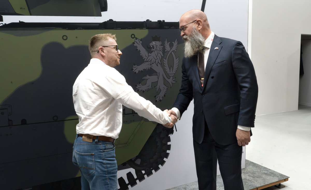 Foto: Ředitel vývojového a obchodního oddělení EVPÚ Defence Daniel Struhař (vlevo) s programovým manažerem BAE Systems Hägglunds Henrikem Gyllencreutzem | Michal Pivoňka / CZ DEFENCE