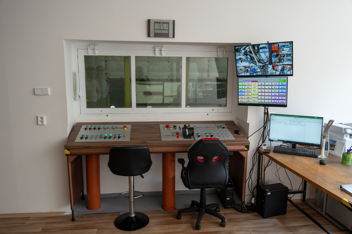 Foto: Box je propojen s velínem jediným síťovým kabelem. Všechna data se snímají elektronicky | Michal Pivoňka / CZ DEFENCE