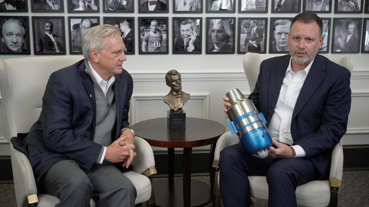 Foto: Starosta města Roswell ve státě Georgie Kurt Wilson (vlevo) s ředitelem PBS Aerospace Erinem Durhamem | PBS