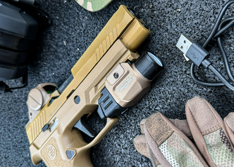 Foto: Michalova pistole SIG Sauer s osazeným světlem TLR-7 – kompaktní, ale výkonné řešení pro každodenní nošení | Rigad