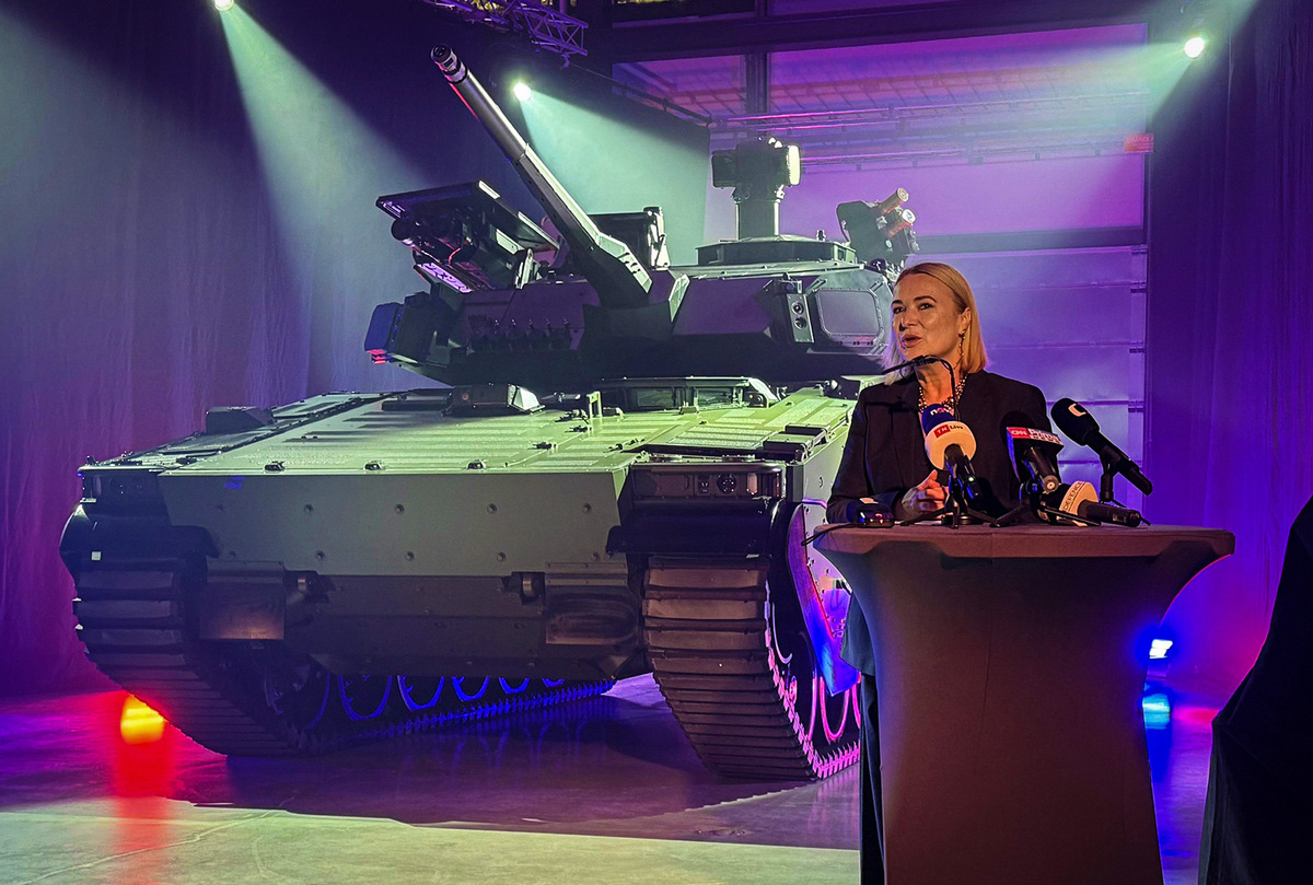 Foto: Ministryně obrany Jana Černochová u prvního vozidla CV90 pro AČR | Michal Pivoňka / CZ DEFENCE