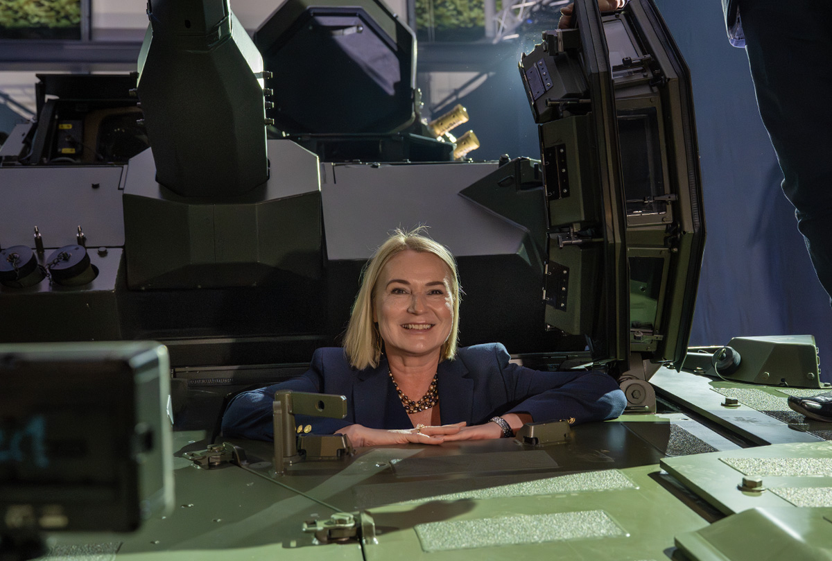 Foto: Ministryně obrany Jana Černochová v BVP CV90 na pozici řidiče | Michal Pivoňka / CZ DEFENCE