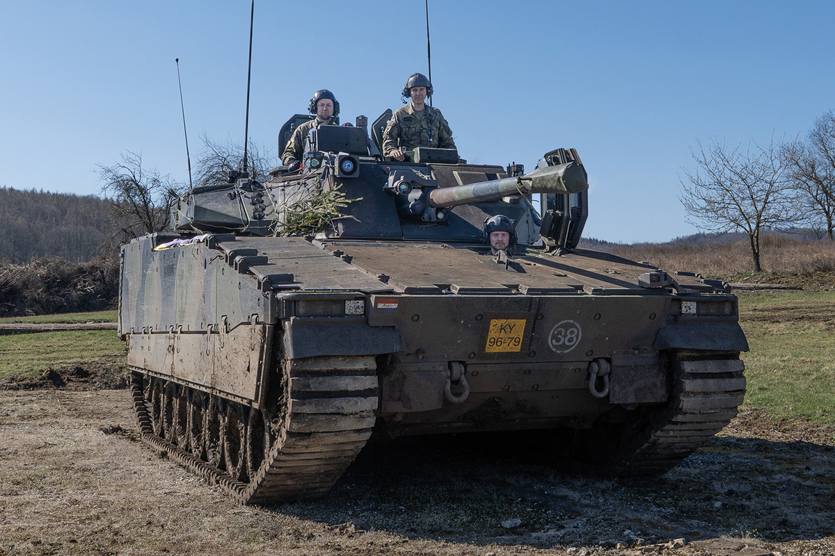 Foto: Čeští vojáci se detailně seznamovali s technickými a taktickými schopnostmi bojového vozidla CV90 | Michal Pivoňka / CZ DEFENCE