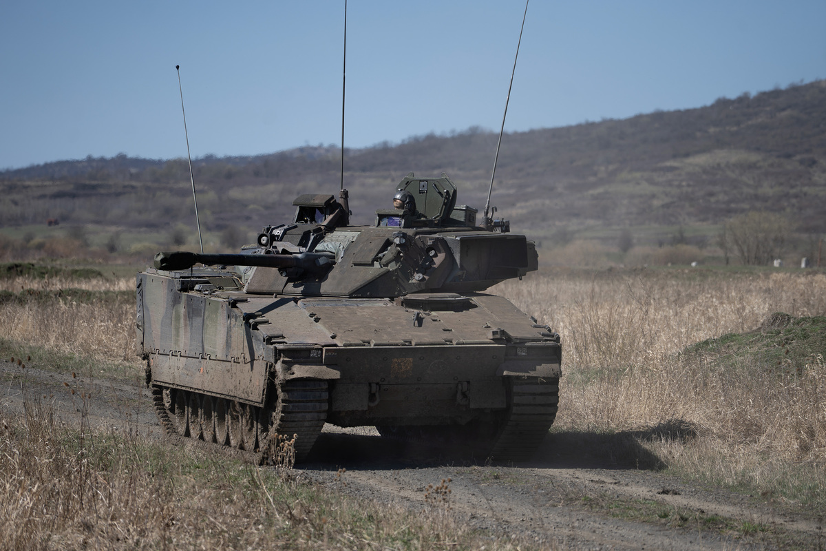 Foto: Generační rozdíl mezi BVP-2 a vozidlem CV90 (na snímku) je skutečně markantní | Michal Pivoňka / CZ DEFENCE