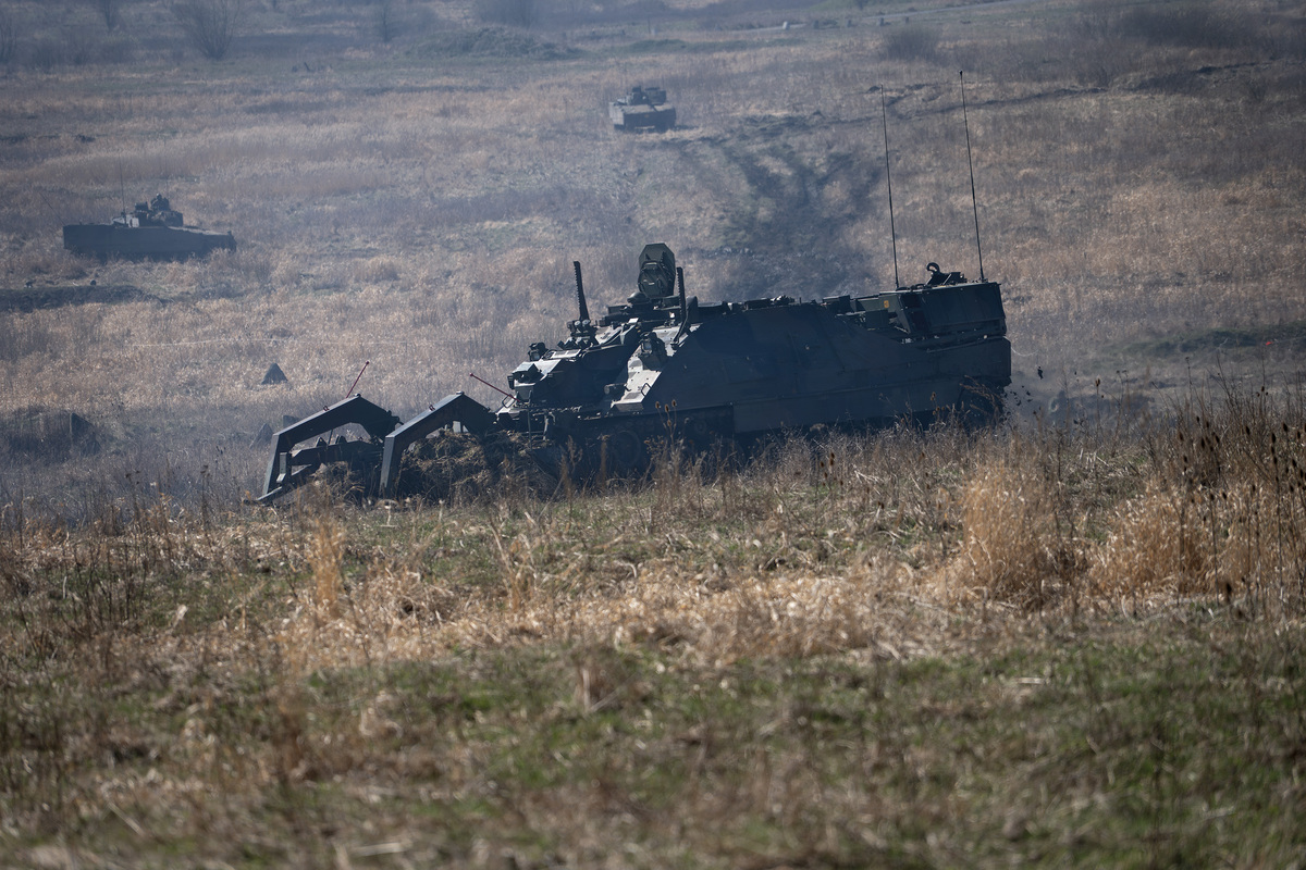 Foto: Obrněné ženijní vozidlo AEV 3 Kodiak na podvozku tanku Leopard 2, v pozadí pásová BVP CV90 | Michal Pivoňka / CZ DEFENCE