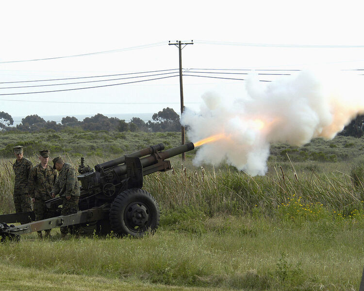 1280px-M101-105mm-howitzer-camp-pendleton-20050326