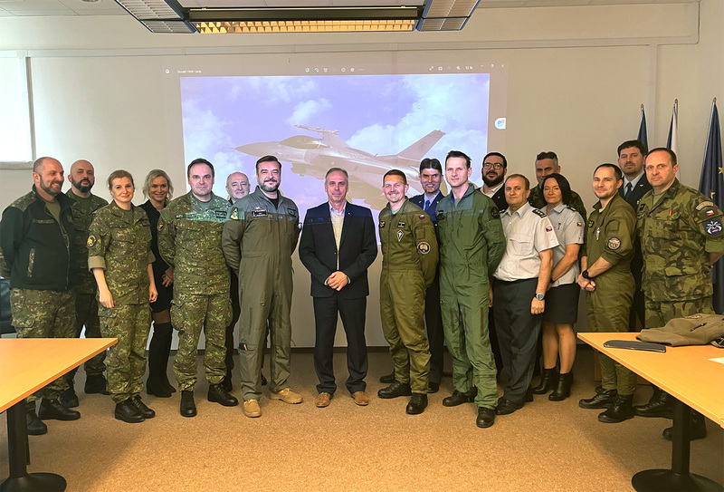 Foto: Společná fotografie z nedávného setkání expertů integrovaných pracovních týmů F-16 a F-35 | VzS AČR