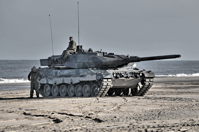 Leopard_2_tank_in_Dutch_service