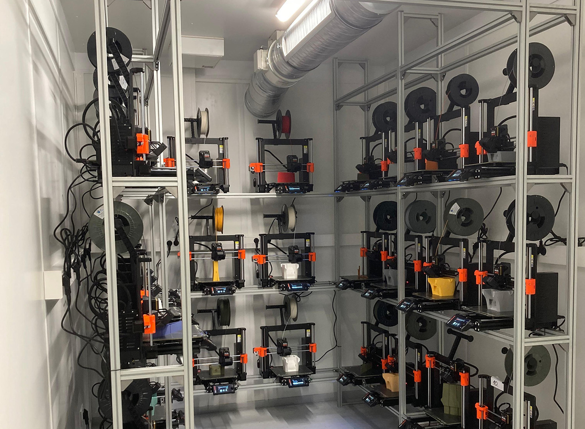 Foto: Tiskárny Original Prusa MK4S v kontejneru | Ing. Pavel Lipowský