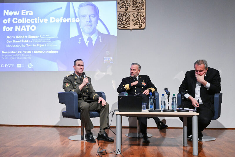 Foto: Náčelník GŠ AČR Gen Karel Řehka, předseda vojenského výboru NATO Adm Robert Bauer a národní bezpečnostní poradce Tomáš Pojar. | PCTR