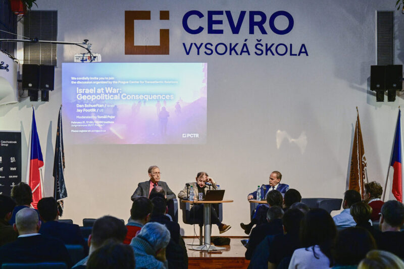 Foto: Debatu Dana Schueftana a Jay K. Footlika moderoval Michael Žantovský | PCTR