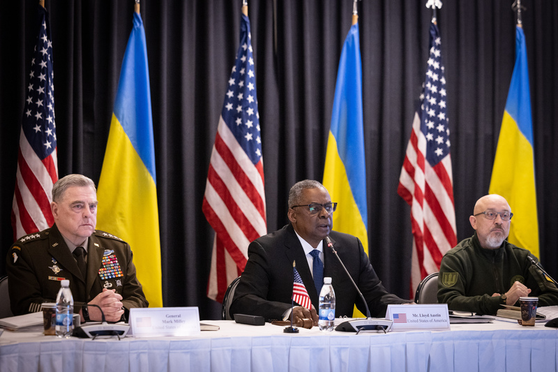 Foto: Šéf amerického sboru náčelníků štábů Mark Milley, ministr obrany USA Lloyd J. Austin a bývalý ministr obrany Ukrajiny Oleksij Reznikov, Kontaktní obranná skupina pro Ukrajinu v Ramsteinu, duben 2023 | NATO