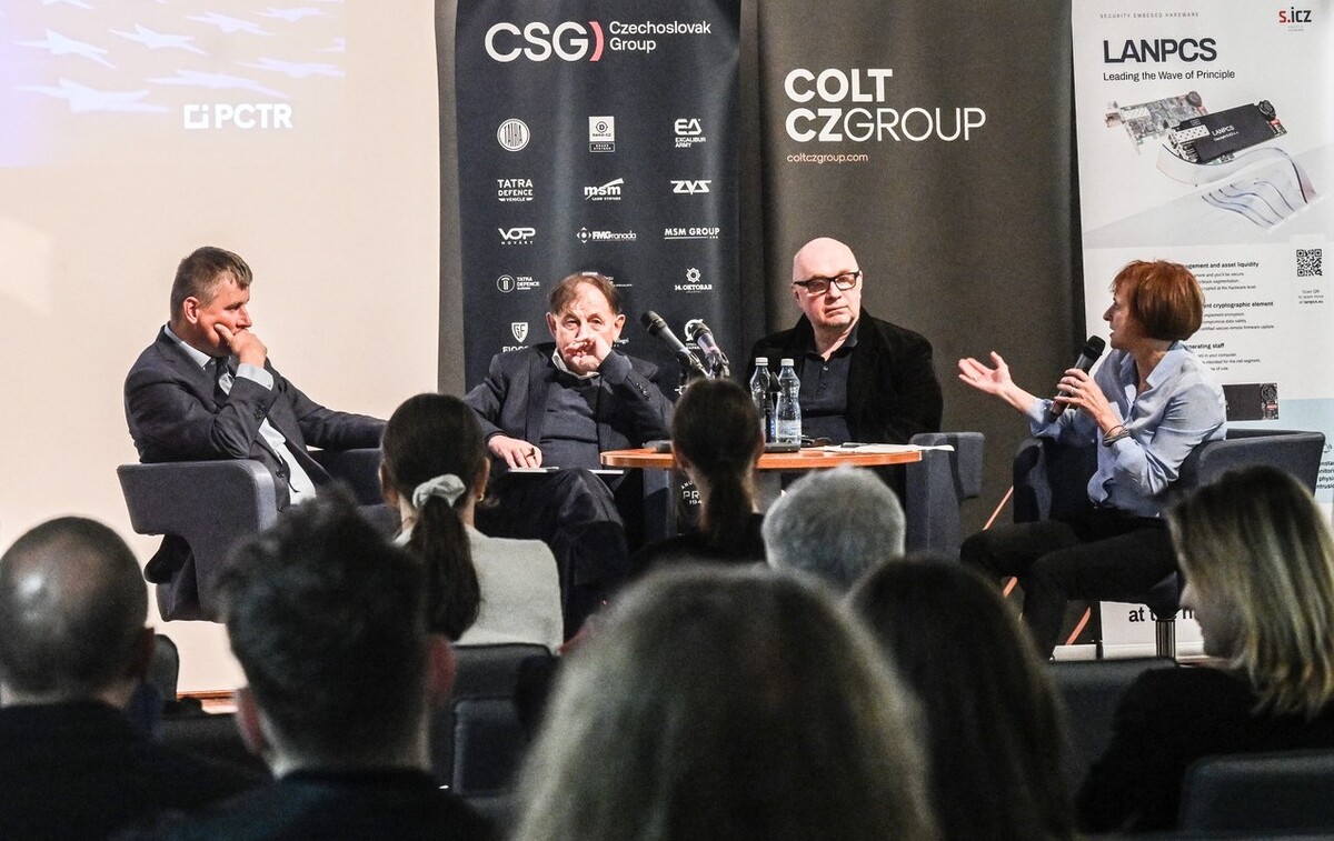 Foto: Tomáš Petříček, Michael Žantovský, Jan Macháček a Kateřina Weissová na Vysoké škole CEVRO. | PCTR