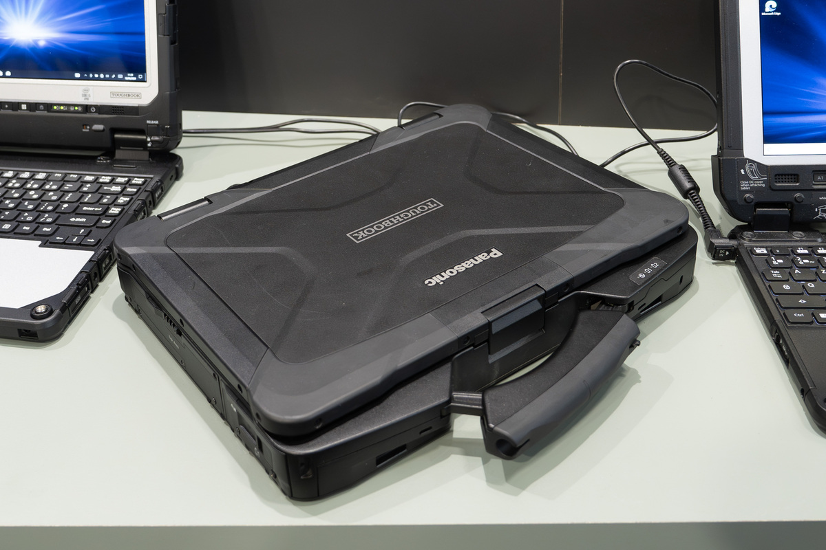Foto: Toughbook 40 Tactical je zkonstruovaný tak, aby vydržel co nejdrsnější podmínky | Michal Pivoňka / CZ DEFENCE