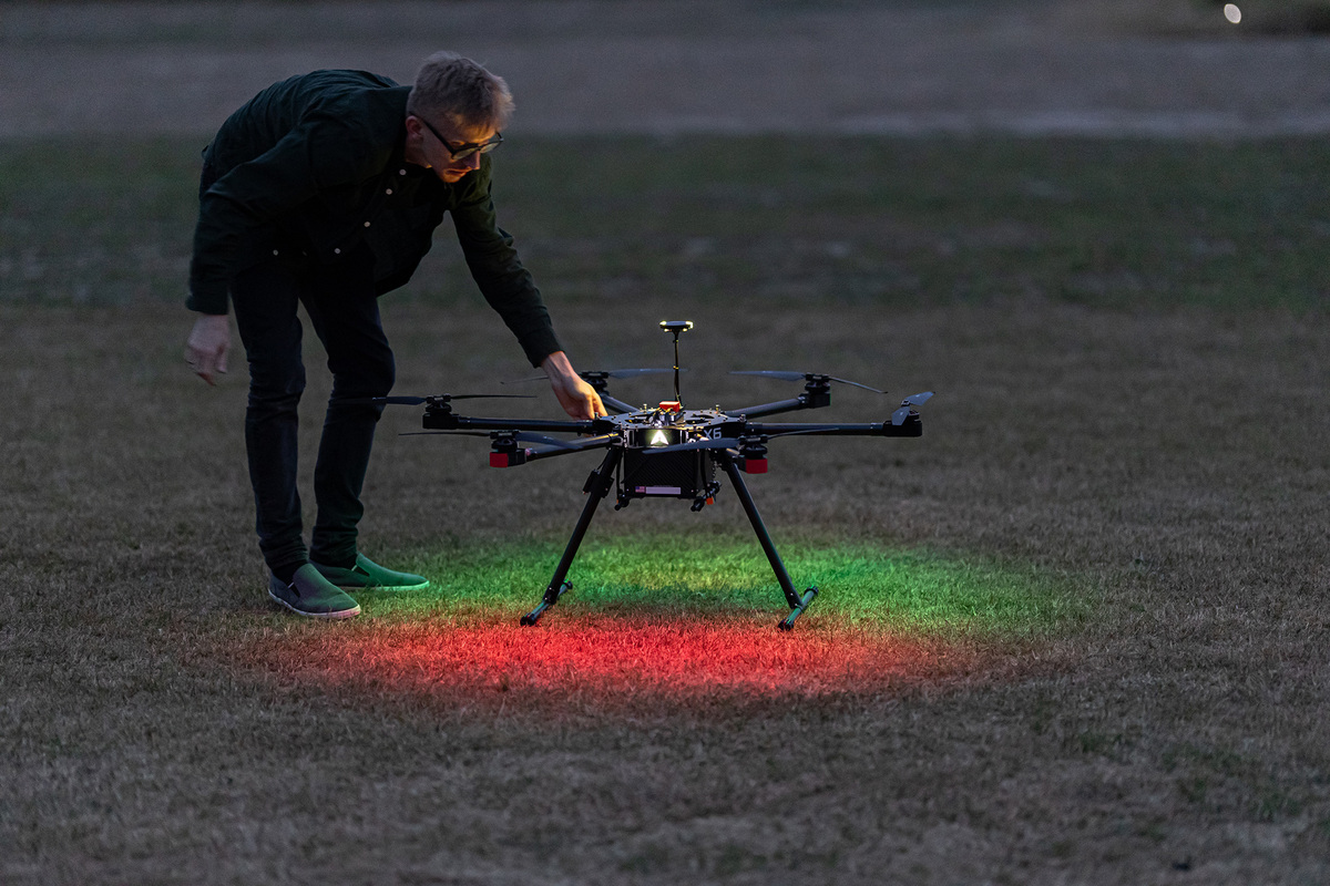 Foto: Americko-ukrajinský tým vyvinul hybridní navigační systém řízený umělou inteligencí, který bezpilotním letounům umožňuje autonomní pohyb i v prostředí, kde je dálková navigace znemožněna. | Bavovna