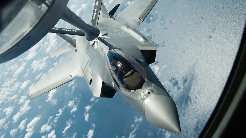Foto: Letoun F-35A amerických vzdušných sil provádí doplňování paliva ve vzduchu | U.S. Air Force