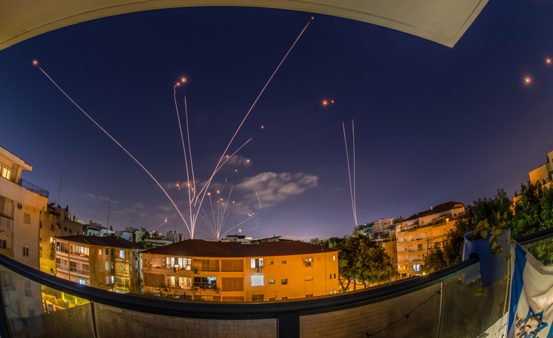 Foto: Drtivou většinu z přibližně 300 sebevražedných dronů i balistických raket sestřelil Izrael a jeho partneři ještě nad íránským územím, o zbytek se postaral opět skvěle fungující izraelský systém protivzdušné obrany Iron Dome a další systémy PVO rozmístěné v regionu | Shutterstock