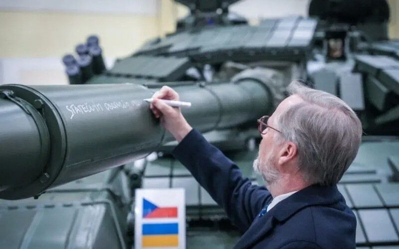 Foto: Petr Fiala při návštěvě společnosti Excalibur Army, leden 2023 | FB Petra Fialy