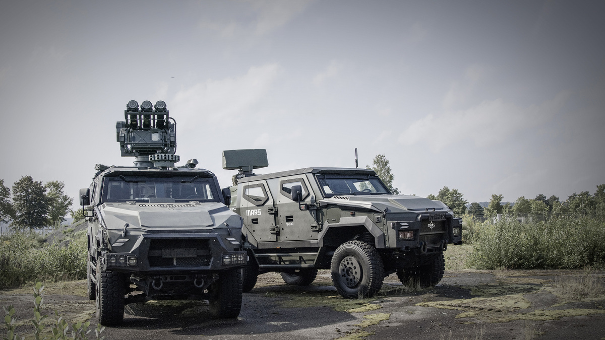 Foto: Obrněná vozidla MARS 4x4 se systémem RBS 70 NG (vlevo) a Giraffe 1X | Saab