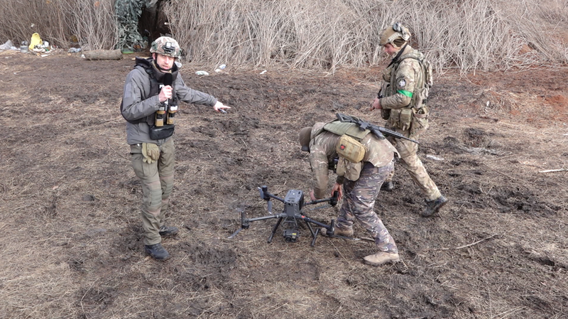 Ukrajinští vojáci a kvadrokopter nedaleko Bachmutu