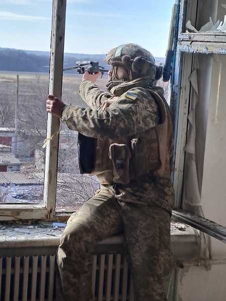 Ukrajinský voják, který žil 10 let v CR, posílá dron nedaleko Bachmutu