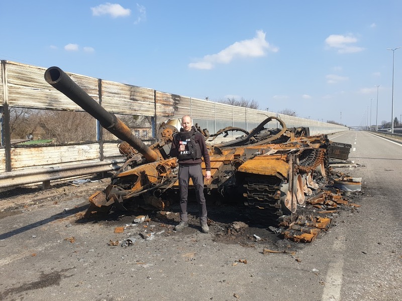 se zničeným ruským tankem v březnu 2022 na přístupech ke Kyjevu