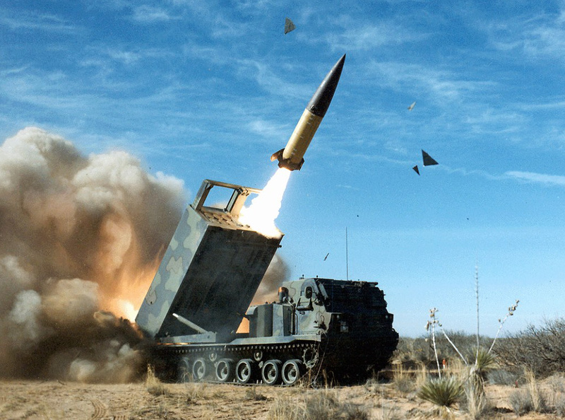 Foto: Balistická raketa odpalovaná ze samohybného obrněného raketometu M270 MLRS | U.S. Army