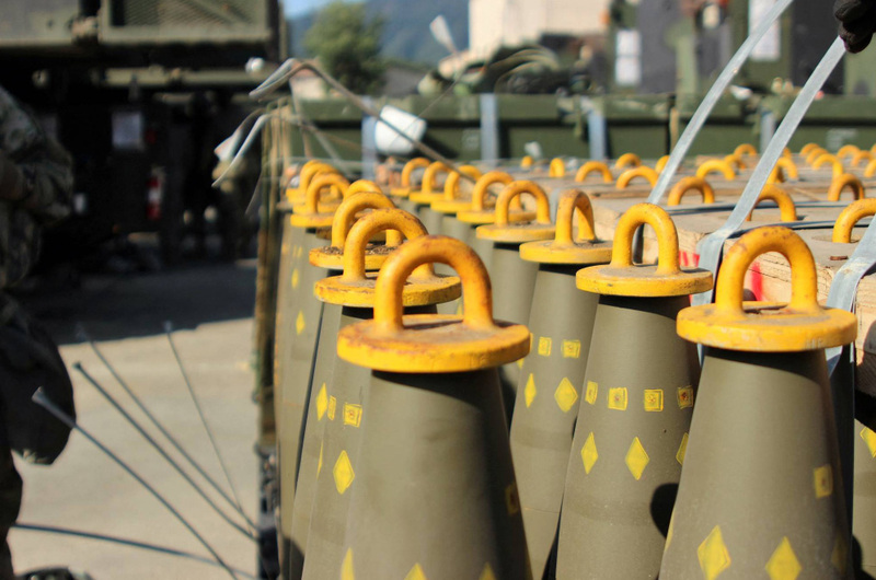 Foto: Desítky kusů americké kazetové munice čekají na naložení do samohybných houfnic Paladin a vozidel polního dělostřelectva v autoparku americké armády v táboře Hovey v Jižní Koreji v září 2016. | U.S. Army