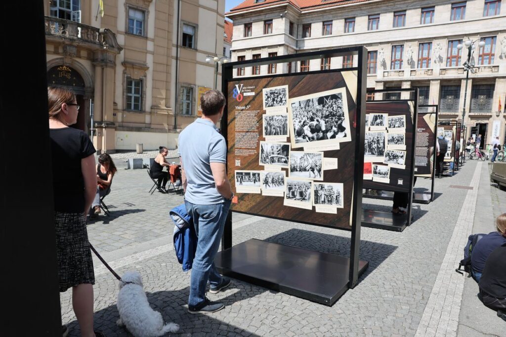 Foto: Panelová výstava nazvaná V jako vítězství se nachází na Mariánském náměstí před budovou Nové radnice | Praha.eu