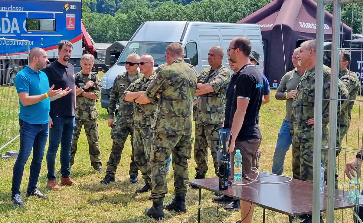 Foto: Zástupci Armády ČR jsou seznamováni s projektem autonomního vozidla Tatra Force | Tomáš Kolařík / CZ DEFENCE