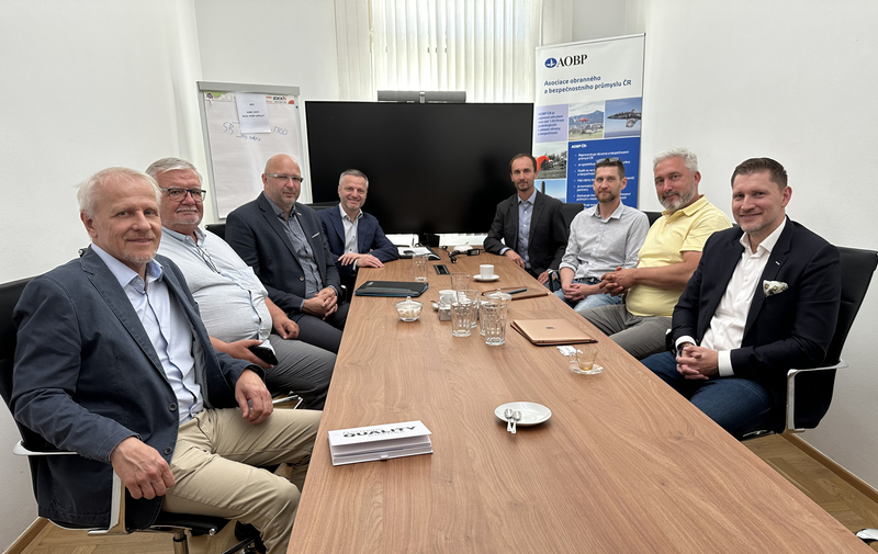Foto: Zakládající členové Sekce alternativních technologií a řešení v obranném průmyslu (SATOP) | AOBP