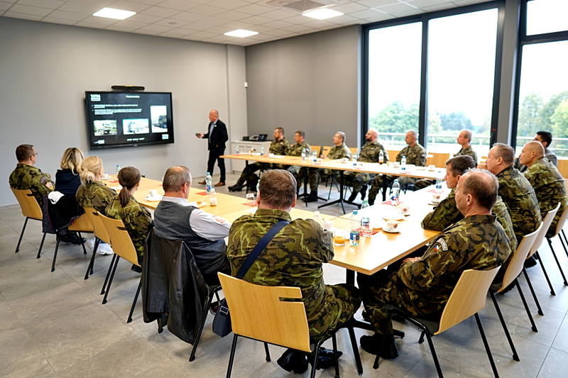 Foto: Vojáci a studenti se mohli seznámit s děním ve firmách, výrobou a vyzkoušet si moderní vojenskou techniku. | DP / CZ DEFENCE