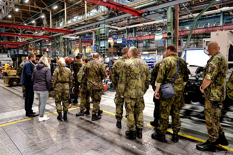 Foto: Vojáci a studenti se mohli seznámit s děním ve firmách, výrobou a vyzkoušet si moderní vojenskou techniku. | DP / CZ DEFENCE