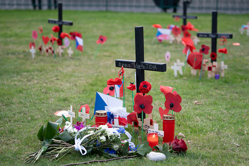Foto: Každý z našich vojáků, kteří zahynuli v novodobých misích české armády, měl v parku v rámci křížového háje svůj kříž se jménem | Michal Pivoňka / CZ DEFENCE