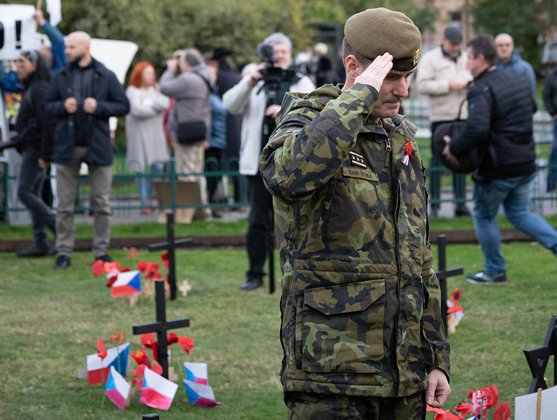 Foto: Náčelník Generálního štábu gen. Karel Řehka v křížovém háji | Michal Pivoňka / CZ DEFENCE