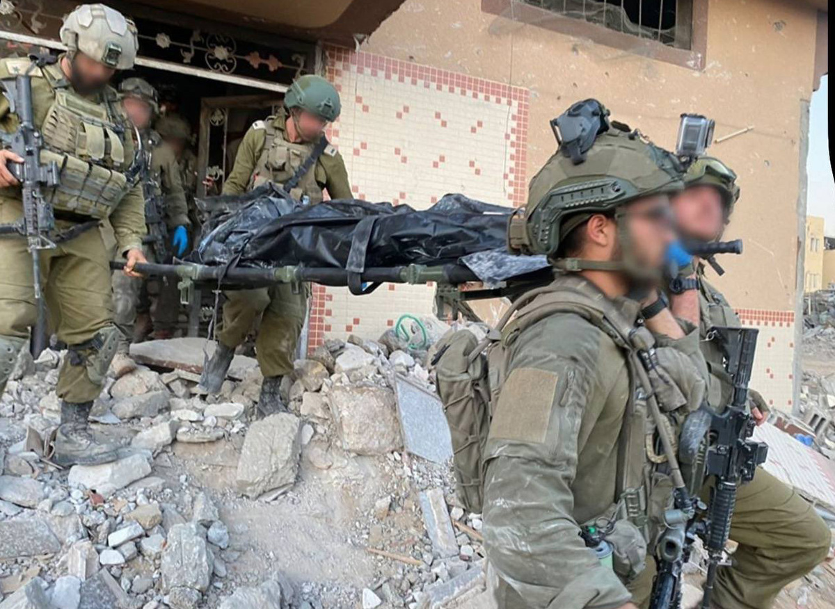 Foto: Izraelští vojáci vynášejí tělo Jahjá Sinvára po jeho likvidaci v Pásmu Gazy | IDF