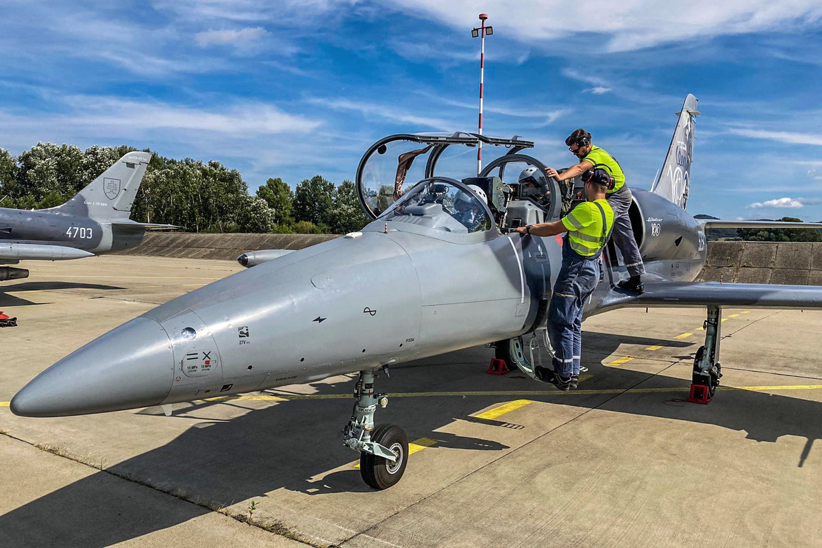 Foto: Slovenské letectvo má v provozu už jen dvojici strojů L-39CM/ZAM trupových čísel 5254 a 4703, které prošly v roce 2020 jako poslední Albíky generální opravou, při níž jim byl prodloužen meziopravní technický resurs o dalších 1300 letových hodin, nebo 6,5 roku provozu. | Vzdušné sily OS SR