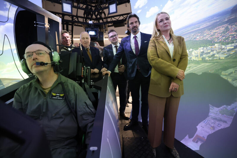 Foto: Státní podnik LOM PRAHA předvedl na pardubickém letišti vrcholným představitelům ministerstev obrany Česka a Slovenska simulační platformy pro taktický výcvik pilotů nadzvukových letounů a pro přeškolení na nové cvičné stroje L-39NG Skyfox | Jan Schejbal