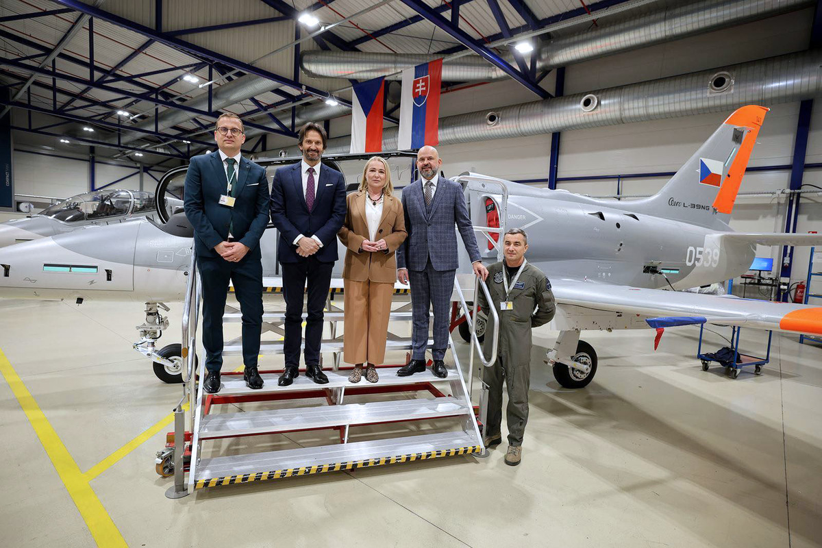 Foto: Ministři obrany ČR a SR si mohli u výrobce Aero Vodochody prohlédnout dva nově vyrobené letouny L-39NG, určené pro maďarského zákazníka | Jan Schejbal