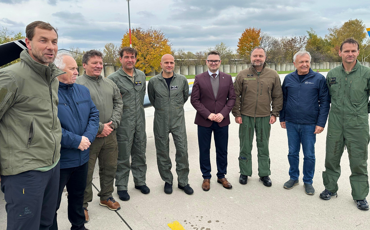 Foto: Slavnostního aktu se zúčastnili mimo jiné ředitel LOM PRAHA Jiří Protiva, ředitel CLV Jaroslav Špaček, zástupce velitele Vzdušných sil AČR brig. gen. Petr Tománek či ředitel ZLIN AERO Miloslav Tutter | Jan Zilvar / CZ DEFENCE