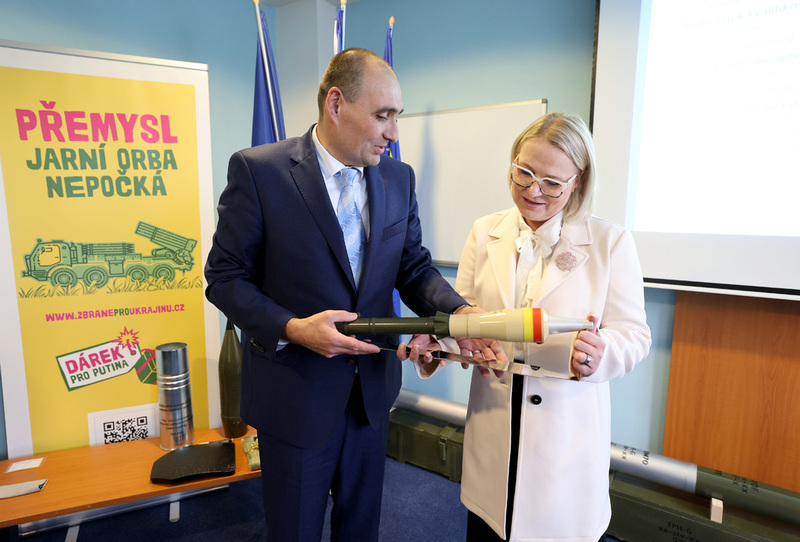 Foto: Ministryně obrany Jana Černochová s předsedou správní rady STV GROUP Davidem Hácem | Jan Schejbal / MO ČR