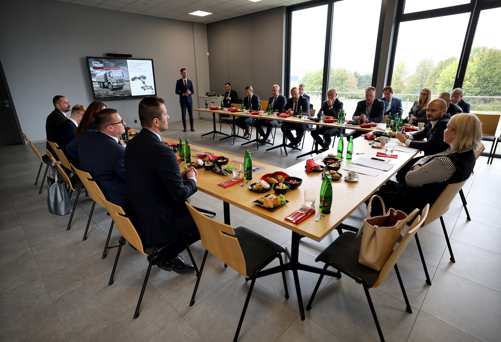 Foto: Na společném jednání byla ministryně obrany seznámena s portfoliem činnosti a s plány do budoucna | Jan Schejbal
