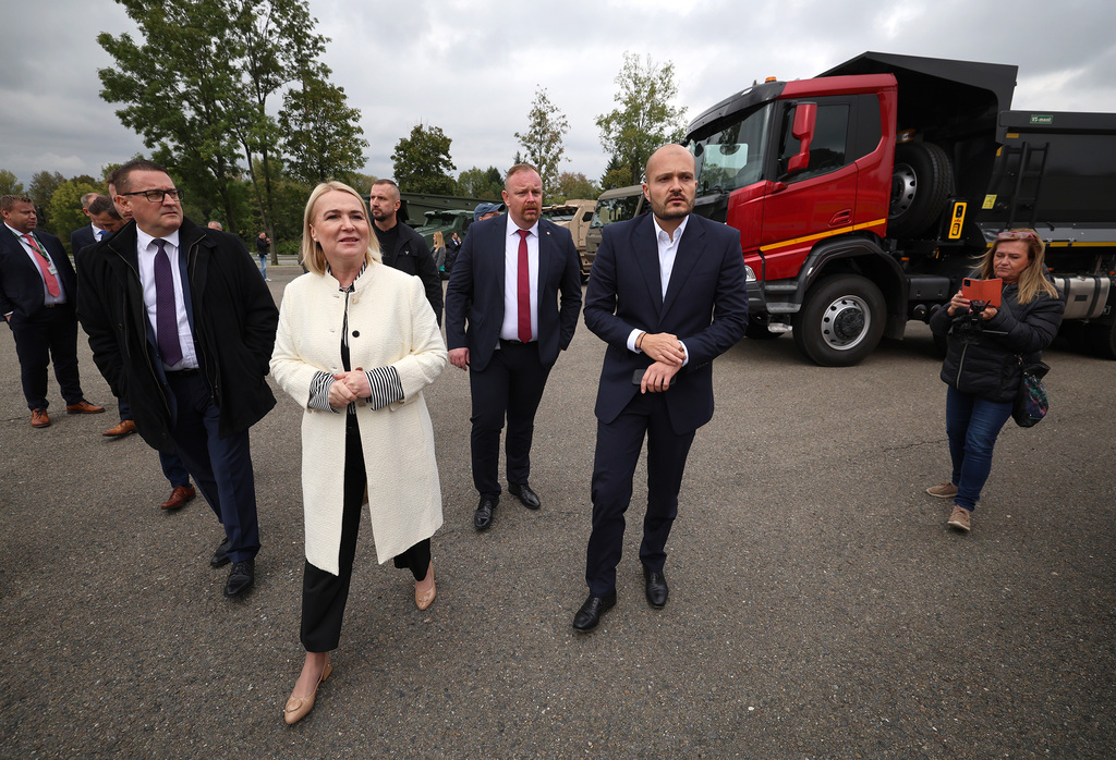 Foto: Ministryně obrany navštívila Tatru a převzala dar pro ukrajinské vesnice | Jan Schejbal