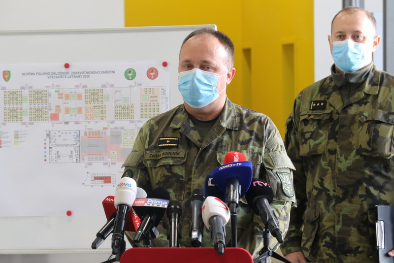 Brigádní generál Zoltán Bubeník představil přítomným účel nemocnice