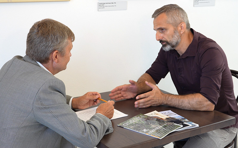 Foto: V tomto díle našeho diskusního pořadu CZ DIALOGY jsme si povídali s vládním koordinátorem strategické komunikace plk. Otakarem Foltýnem | Michal Pivoňka / CZ DEFENCE