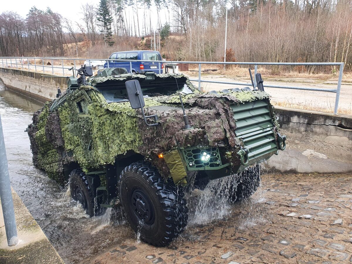 Foto: Podle ředitele VTÚ 95 % zbrojařských firem, které mají ambici nabízet něco do Armády České republiky, projde podnikovou zkušebnou (na snímku vozidlo TITUS 6x6) | VTÚ