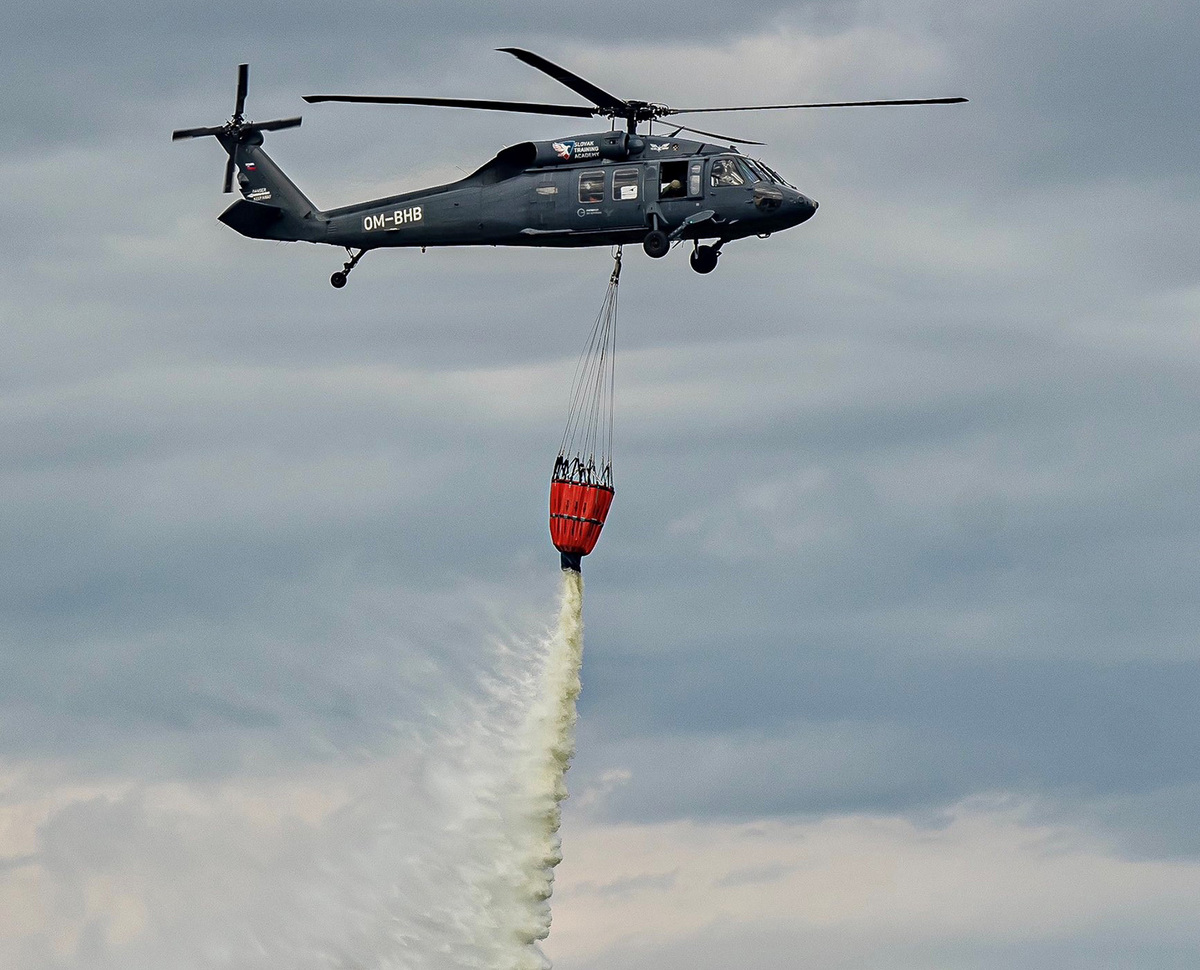 Foto: Vrtulníky Black Hawk mají oprávnění působit v oblasti leteckého hašení | Helicopter Alliance